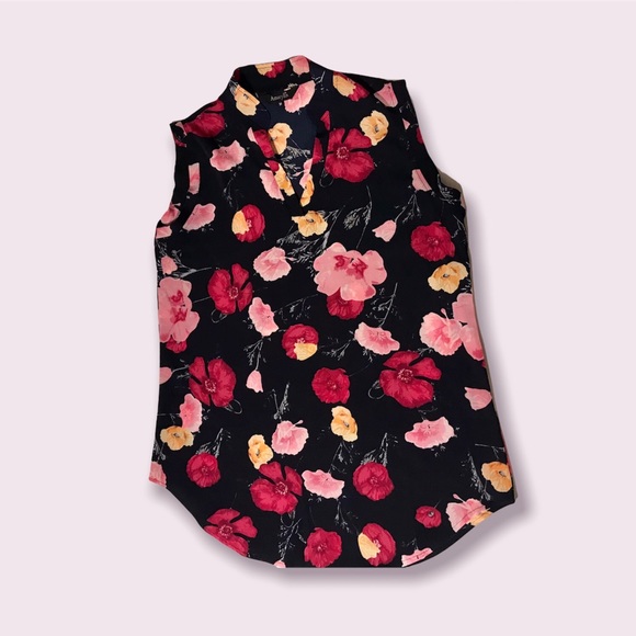 🌟SALE 2/$10.00‼️ Amaryllis Navy & Floral Sleeveless Notch Neck Tunic size M - Picture 4 of 7